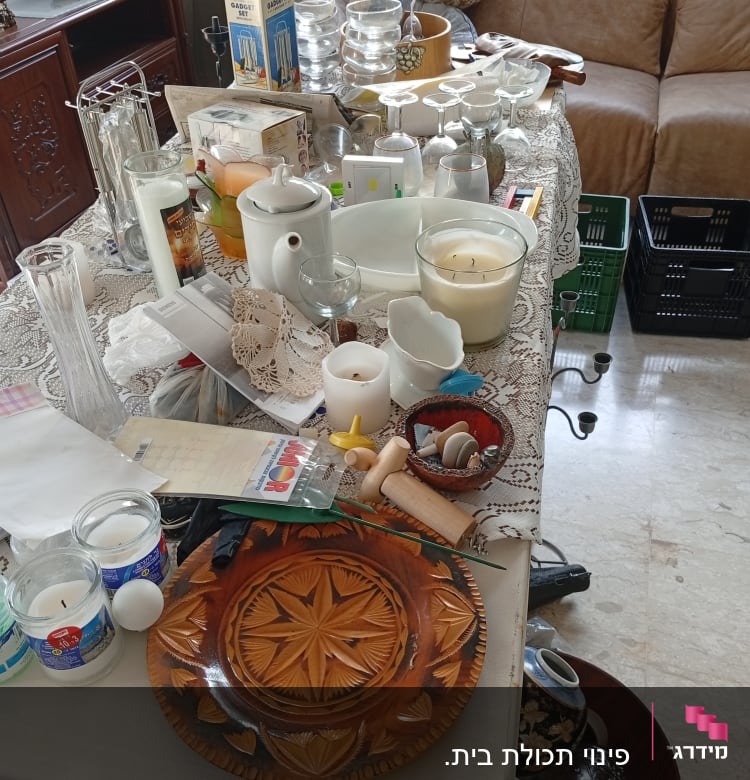 חפצים שונים על שולחן, כולל כלים ונרות
